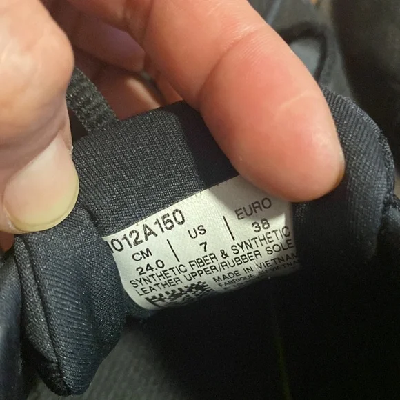 ASICS - Picture 2 of 2